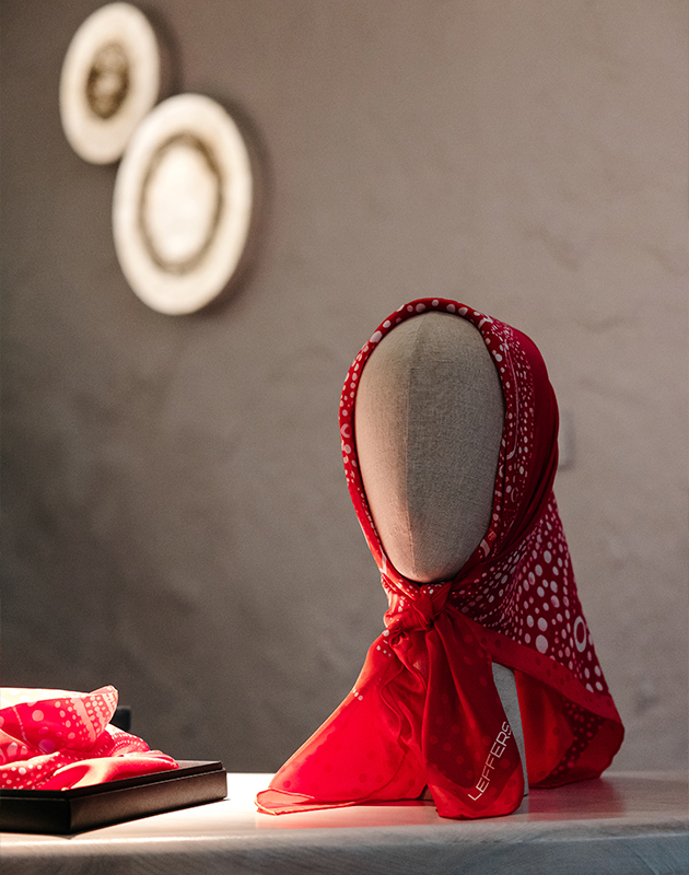 Презентация коллекции платков бренда Leffers