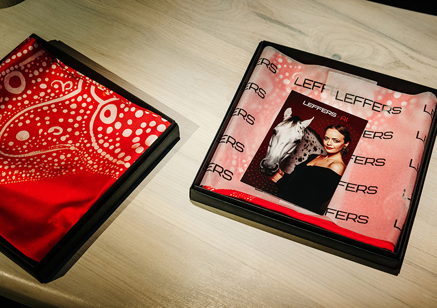 Презентация коллекции платков бренда Leffers