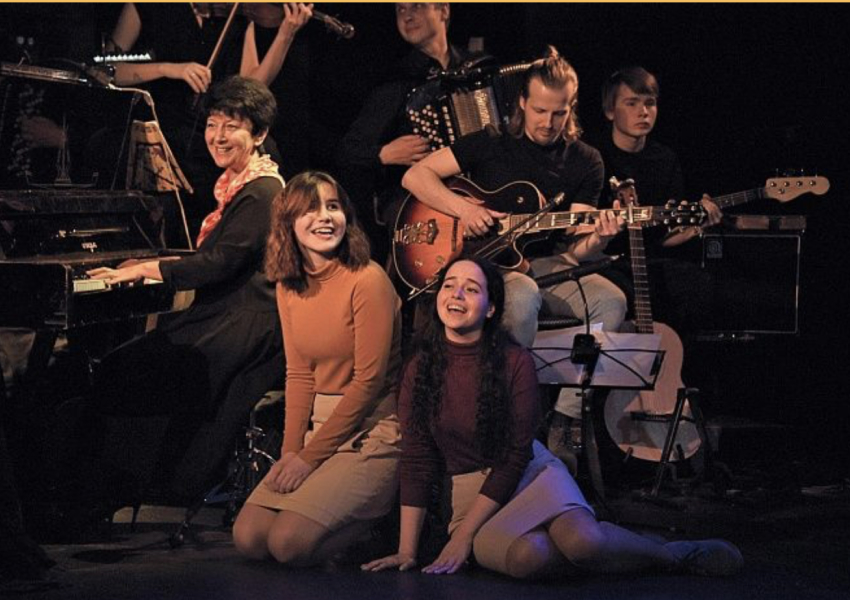 7 ноября на Новой сцене Александринского театра Музыкальный театр детей представит спектакль «15 старых чемоданов и одна страна»