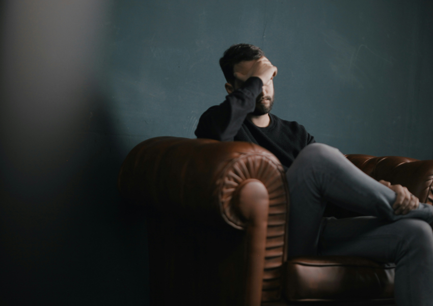 Температура выше 20–24 градусов и низкая влажность приводят к обезвоживанию, ухудшению сна, головным болям, раздражительности и снижению концентрации