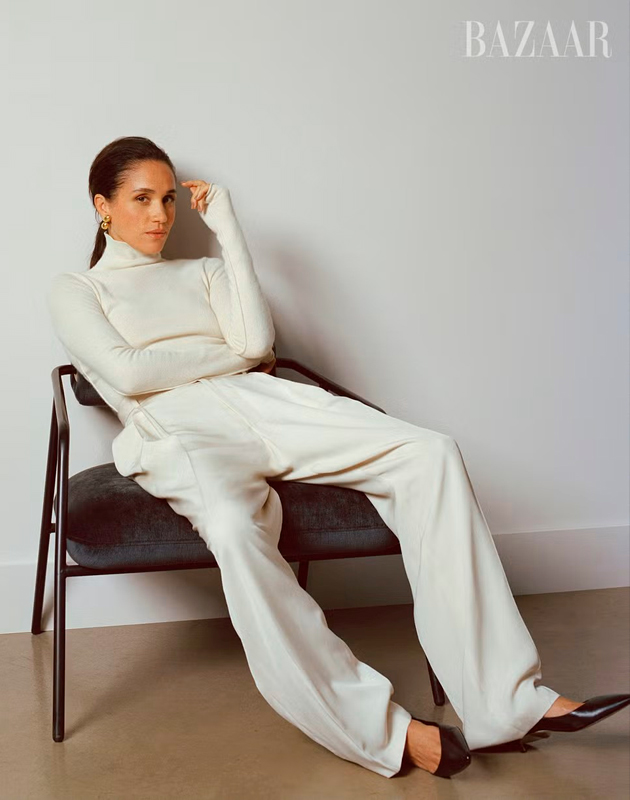 На Меган топ Extreme Cashmere, брюки Proenza Schouler, серьги-клипсы Belperron, туфли the Row (Фото: Malick Bodian, Harper’s Bazaar)