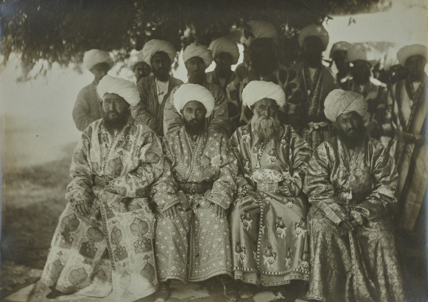 Л.С. Барщевский. Узбекистан. Астанкул-бек, парваначи эмира Бухарского в группе сановников. 1894