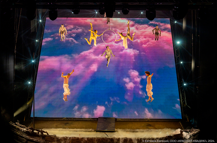 Мультимедийное шоу «Антигравитация». Его создатели — режиссер и солист Cirque du Soleil Андрей Кольцов и