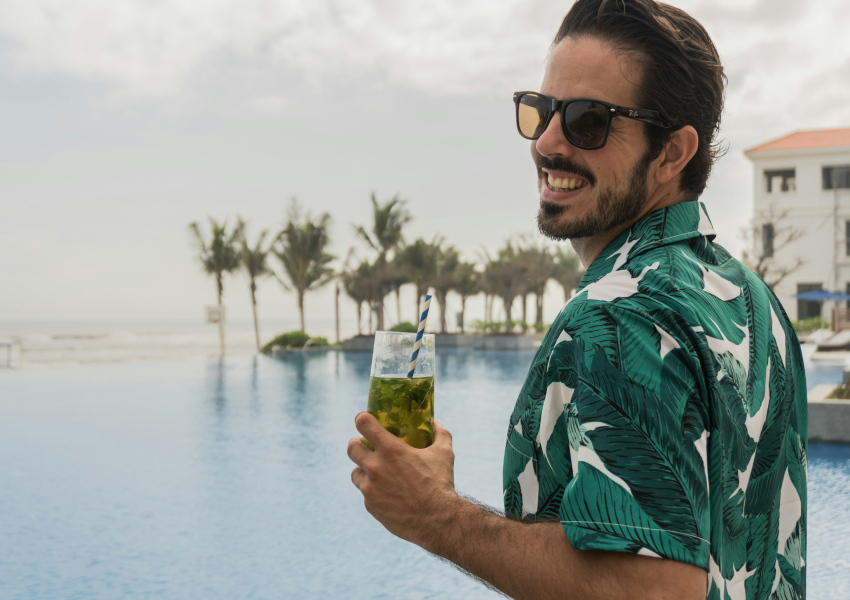 Алкоголь в отпуске переносится легче просто потому, что условия для организма мягче