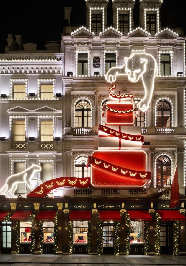 Бутики Cartier и Bvlgari украшены яркой иллюминацией, инсталляциями и еловым декором
