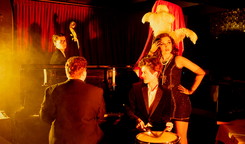 Легендарное шоу Louis вновь открывает свои двери, чтобы перенести вас в атмосферу роскошных кабаре Парижа и Чикаго