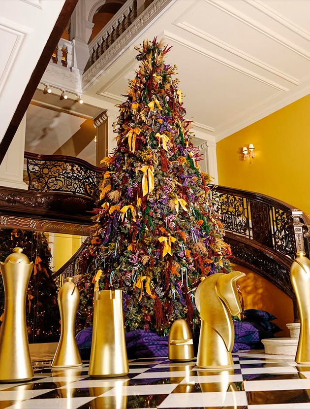 Burberry украсил лобби отеля Claridge’s в лучших британских традициях