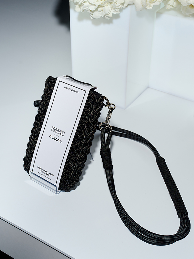 Бренд электроники restore: в честь своего 20-летнего юбилея выпустил эксклюзивную капсулу аксессуаров для гаджетов, созданную в коллаборации с авангардным дизайнером и художником Кириллом Минцевым