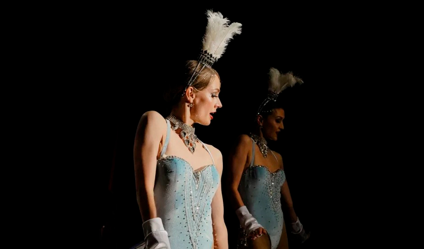 Легендарное шоу Louis вновь открывает свои двери, чтобы перенести вас в атмосферу роскошных кабаре Парижа и Чикаго