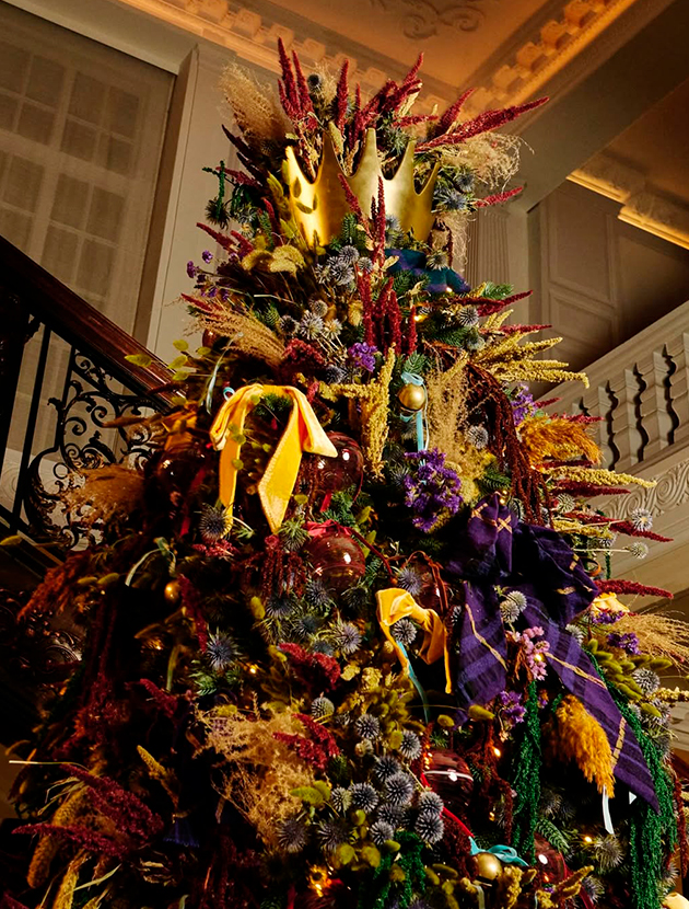 Burberry украсил лобби отеля Claridge’s в лучших британских традициях