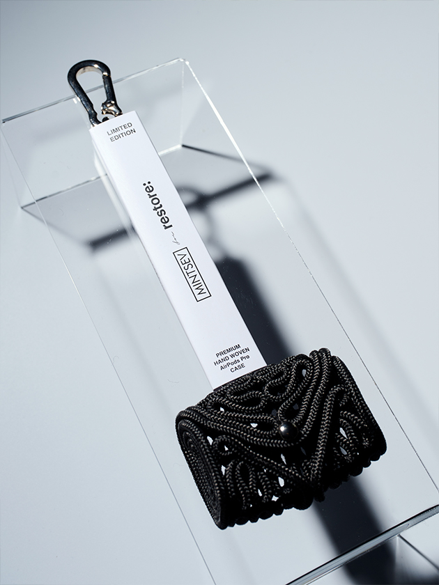 Бренд электроники restore: в честь своего 20-летнего юбилея выпустил эксклюзивную капсулу аксессуаров для гаджетов, созданную в коллаборации с авангардным дизайнером и художником Кириллом Минцевым