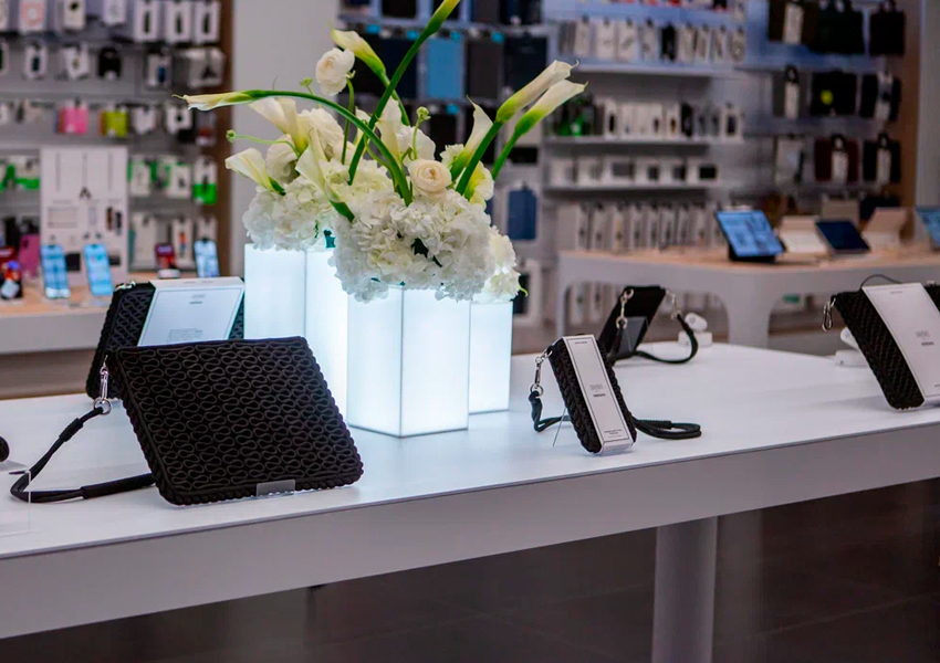 Бренд электроники restore: в честь своего 20-летнего юбилея выпустил эксклюзивную капсулу аксессуаров для гаджетов, созданную в коллаборации с авангардным дизайнером и художником Кириллом Минцевым