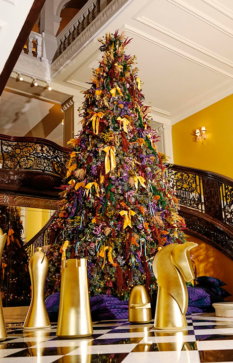 Лучшие коллабы-2025: Burberry украсил лобби отеля Claridge&rsquo;s в&nbsp;лучших британских традициях