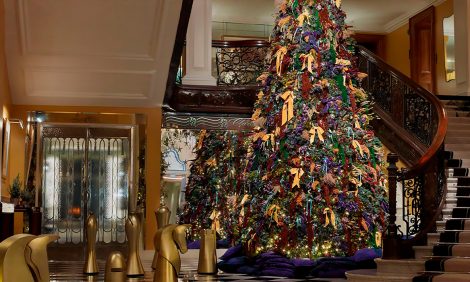 Лучшие коллабы-2025: Burberry украсил лобби отеля Claridge&rsquo;s в&nbsp;лучших британских традициях