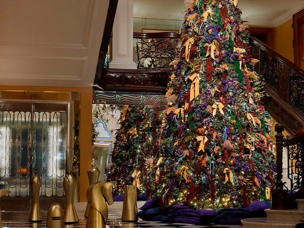 Лучшие коллабы-2025: Burberry украсил лобби отеля Claridge&rsquo;s в&nbsp;лучших британских традициях