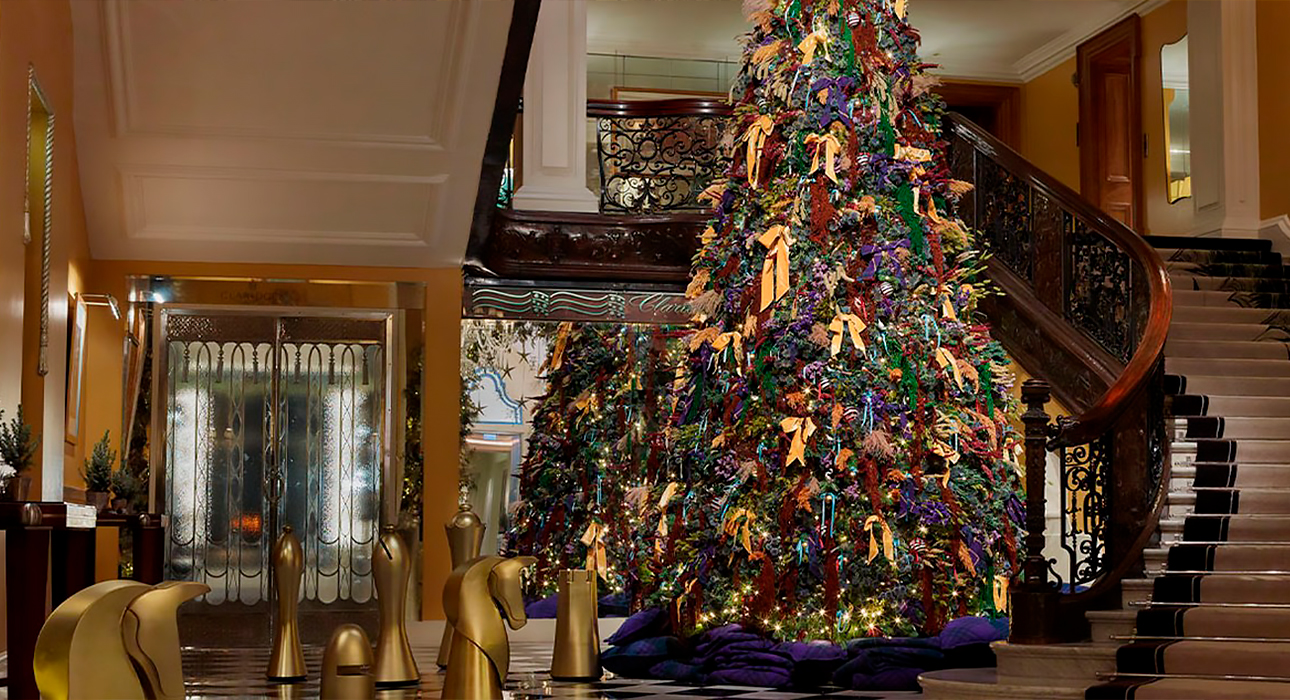 Burberry украсил лобби отеля Claridge’s в лучших британских традициях