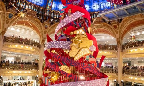 Праздник приходит: как украшают свои витрины универмаги и&nbsp;бутики к&nbsp;Рождеству и&nbsp;Новому году