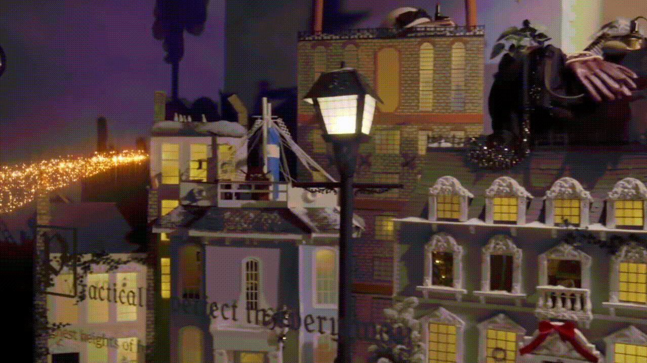 Праздник приходит: как украшают свои витрины универмаги и&nbsp;бутики к&nbsp;Рождеству и&nbsp;Новому году