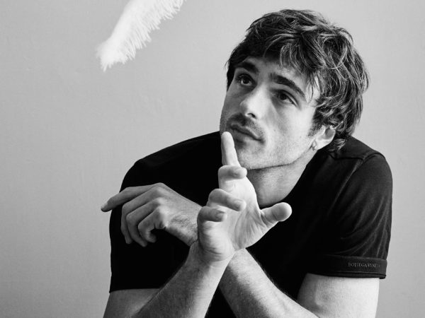 Fashion Digest: Оливье Рустен покидает Balmain, Джейкоб Элорди читает стихи в мини-фильме Bottega Veneta, а Виктория Исакова создает коллекцию кашемира с Tegin