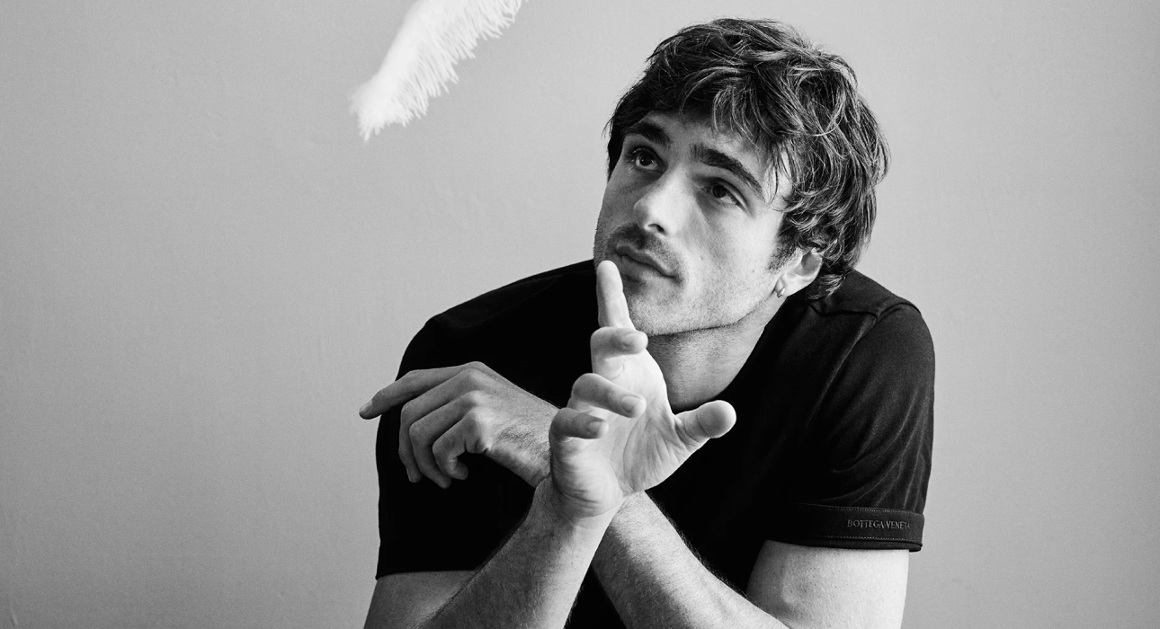 Fashion Digest: Оливье Рустен покидает Balmain, Джейкоб Элорди читает стихи в мини-фильме Bottega Veneta, а Виктория Исакова создает коллекцию кашемира с Tegin