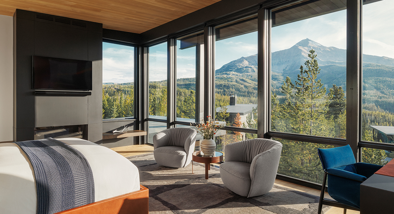 Travel-дайджест: статуя Бриджит Джонс в Лондоне, подвесной поезд между Москвой и Минском и новый туристический налог в Сингапуре