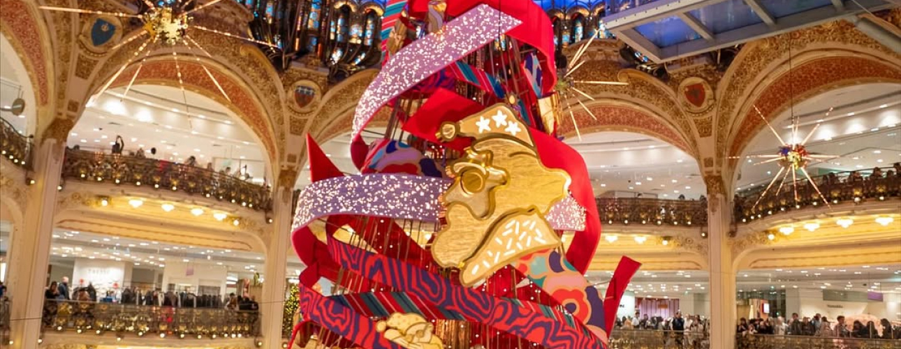 Праздник приходит: как украшают свои витрины универмаги и&nbsp;бутики к&nbsp;Рождеству и&nbsp;Новому году