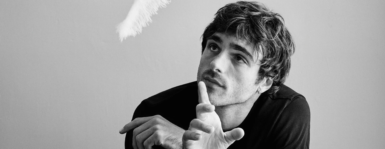 Fashion Digest: Оливье Рустен покидает Balmain, Джейкоб Элорди читает стихи в&nbsp;мини-фильме Bottega Veneta, а&nbsp;Виктория Исакова создает коллекцию кашемира с&nbsp;Tegin