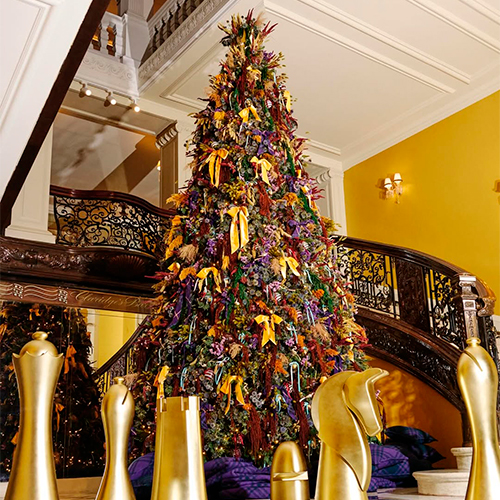 Лучшие коллабы-2025: Burberry украсил лобби отеля Claridge&rsquo;s в&nbsp;лучших британских традициях