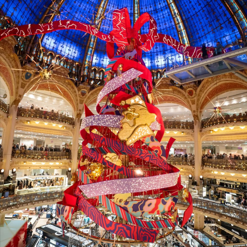 Праздник приходит: как украшают свои витрины универмаги и&nbsp;бутики к&nbsp;Рождеству и&nbsp;Новому году