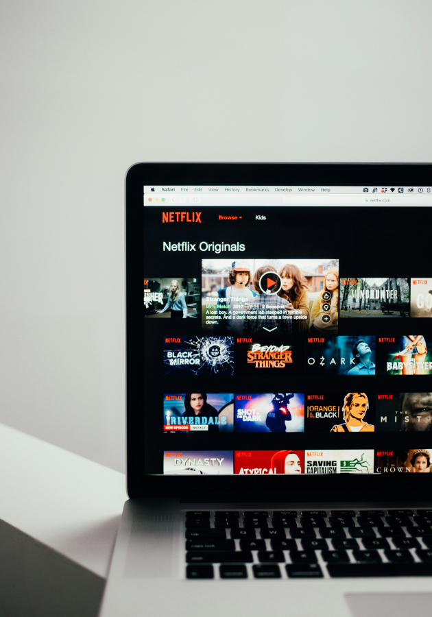 Стриминг Netflix купил студию Warner Bros., но Голливуд против