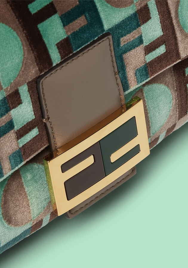 Дом Fendi выпустил коллекцию сумок по мотивам «Эмили в Париже»