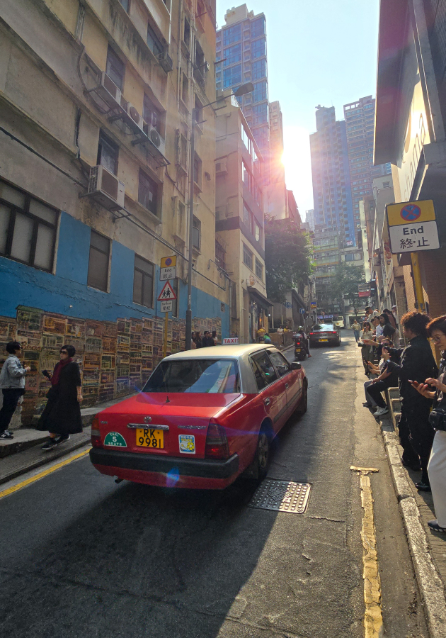 Красные такси Гонконга — визиткая карточка города, которая может исчезнуть. На смену все чаще приходят новые авто из Китая...