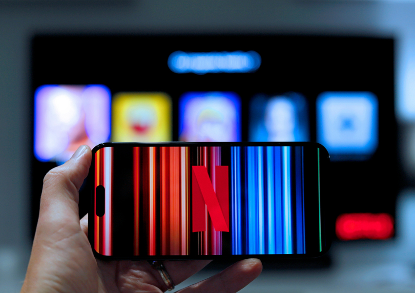 Стриминг Netflix купил студию Warner Bros., но Голливуд против