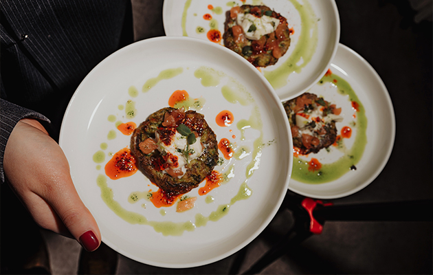 ФермеФрский фестиваль в фудхолле Backyard