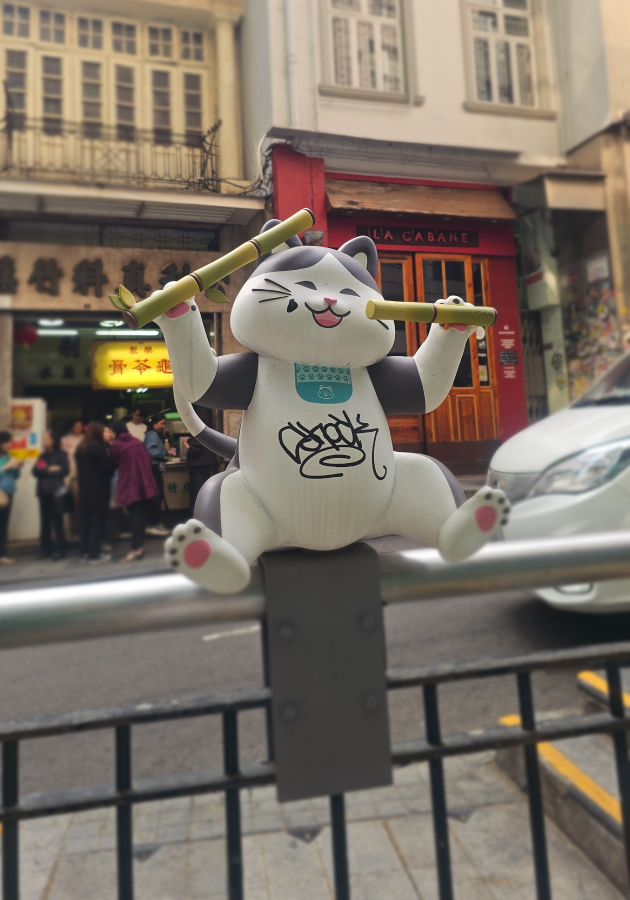 Самый милый pop-up 2025 года: по городу установили фигурки котиков, которые можно коллекционировать на фото