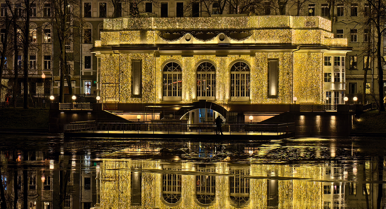 Фото, сделанное на HUAWEI Pura 80 Ultra. Пруд и ресторан Erwin Pavilion на ночных фото на HUAWEI Pura 80 Ultra с десятикратным зумом — как будто кадр из кино!