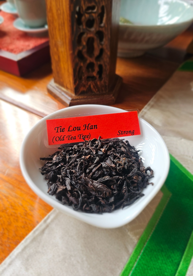 Правильно пить чай только из вот таких небольших керамических чашек, заваривая листья не дольше трех секунд