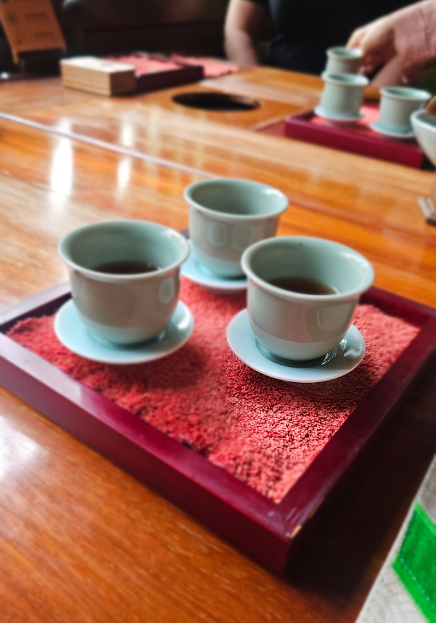 Правильно пить чай только из вот таких небольших керамических чашек, заваривая листья не дольше трех секунд