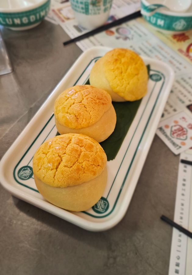 Главный десерт Гонконга — вот такие булочки, верх которых напоминает по виду ананас: можно есть с маслом, а иногда их выпекают с сыром внутри