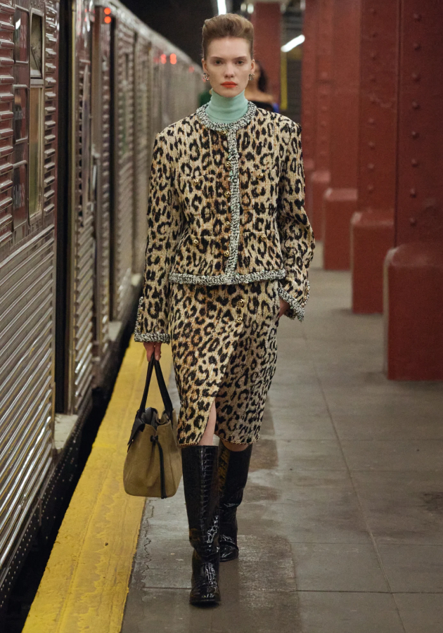 Матье Блази представил коллекцию Chanel Métiers d’Art 2026 в метро Нью-Йорка