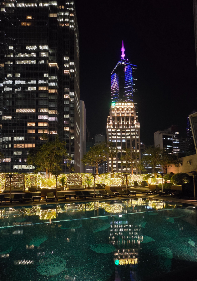 В Гонконге очень много roof top баров с потрясающим видом на город