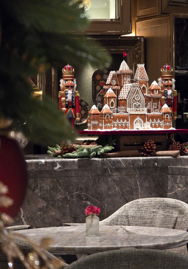 В Гонконге празднуют многие праздники: и Рождество (это лобби отеля Four Seasons Hong Kong), и китайский Новый год, например