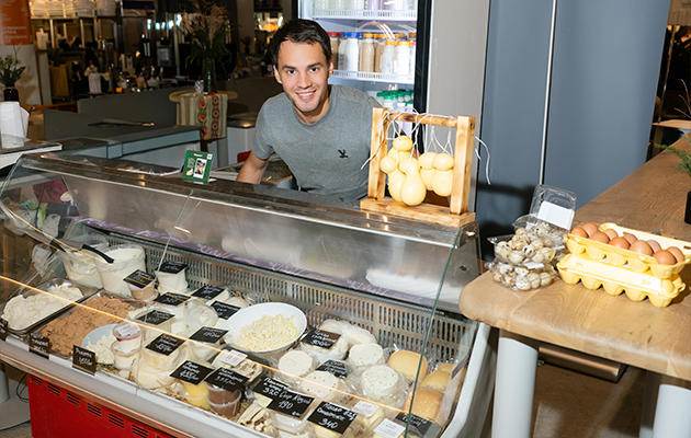 ФермеФрский фестиваль в фудхолле Backyard