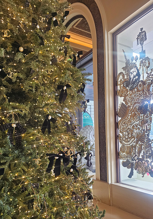 Елка Chanel — самая фотографируемая в городе