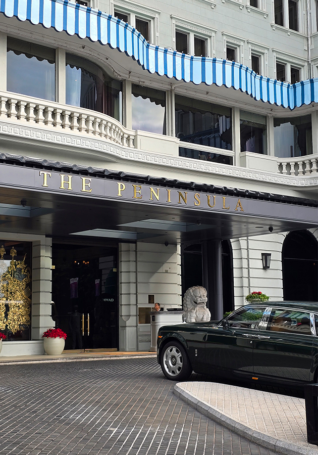 У входа в отель задержитесь на пару минут и насладитесь одним-двумя уникальными Rolls-Royce, которые всегда тут паркуют