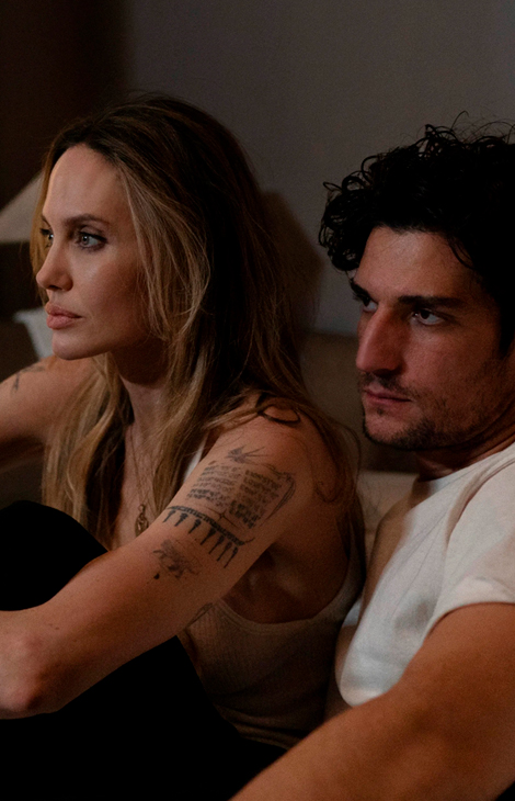 Fashion Digest: Анджелина Джоли о&nbsp;съемках в&nbsp;фильме &laquo;Кутюр&raquo;, настолки от&nbsp;Miu Miu и&nbsp;Balenciaga, чествование Армани на&nbsp;Олимпиаде и&nbsp;новая капсула CODICI