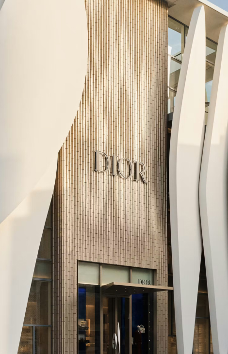 Fashion Digest: капсула Fendi по&nbsp;мотивам &laquo;Эмили в&nbsp;Париже&raquo;, флагманский бутик Dior в&nbsp;Пекине и&nbsp;коллекция технологичной одежды в&nbsp;стиле apres-ski