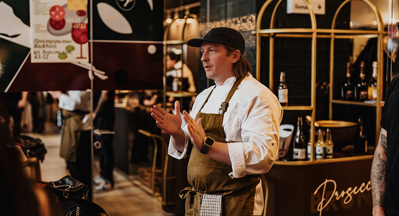 ФермеФрский фестиваль в фудхолле Backyard