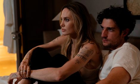 Fashion Digest: Анджелина Джоли о&nbsp;съемках в&nbsp;фильме &laquo;Кутюр&raquo;, настолки от&nbsp;Miu Miu и&nbsp;Balenciaga, чествование Армани на&nbsp;Олимпиаде и&nbsp;новая капсула CODICI