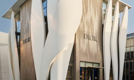 Fashion Digest: капсула Fendi по мотивам «Эмили в Париже», флагманский бутик Dior в Пекине и коллекция технологичной одежды в стиле apres-ski от Kaambez one